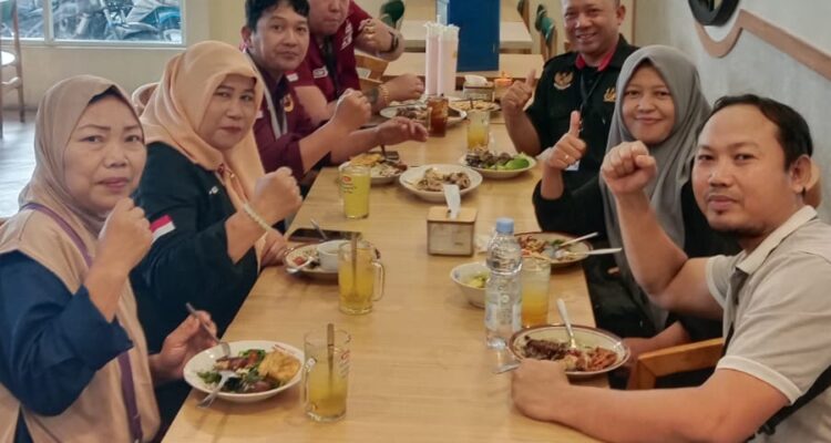 Doc. Sejumlah peserta kegiatan magang dan praktik hukum berfoto bersama di sebuah rumah makan di Semarang, Rabu (26/8/2026), setelah mengikuti rangkaian kegiatan pendampingan dan praktik hukum. Makan bersama tersebut menjadi bagian dari kegiatan yang diikuti para peserta.