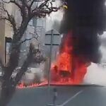 Doc. Kobaran api tampak membakar sebuah mobil pick up di Jalan Veteran, dekat Hotel Sammer, Kecamatan Banjarmasin Tengah, Rabu (26/8/2026). Kendaraan tersebut diketahui membawa sejumlah jerigen berisi solar.