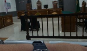Doc. Suasana Ruang Sidang Tirta Pengadilan Negeri Kendal, Kamis, 27 Agustus 2026, saat tim kuasa hukum penggugat menunggu dimulainya sidang perkara perdata Nomor 93/Pdt.G/2026/PN Kdl yang dijadwalkan berlangsung pukul 10.00 WIB. Foto diambil sekitar pukul 13.30 WIB saat persidangan belum dimulai.