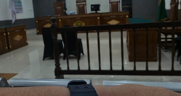 Doc. Suasana Ruang Sidang Tirta Pengadilan Negeri Kendal, Kamis, 27 Agustus 2026, saat tim kuasa hukum penggugat menunggu dimulainya sidang perkara perdata Nomor 93/Pdt.G/2026/PN Kdl yang dijadwalkan berlangsung pukul 10.00 WIB. Foto diambil sekitar pukul 13.30 WIB saat persidangan belum dimulai.