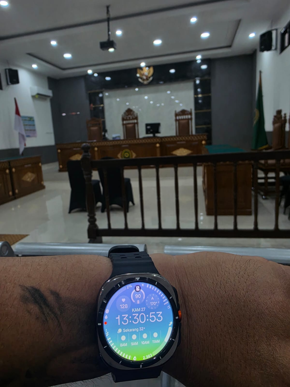 Doc. Suasana Ruang Sidang Tirta Pengadilan Negeri Kendal, Kamis, 27 Agustus 2026, saat tim kuasa hukum penggugat menunggu dimulainya sidang perkara perdata Nomor 93/Pdt.G/2026/PN Kdl yang dijadwalkan berlangsung pukul 10.00 WIB. Foto diambil sekitar pukul 13.30 WIB saat persidangan belum dimulai.