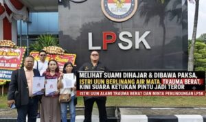 Doc. Tjiauw Eng bersama kuasa hukum dan tim pendamping saat mengajukan permohonan perlindungan kepada Lembaga Perlindungan Saksi dan Korban (LPSK) di Jakarta, 12 Agustus 2026. Permohonan tersebut diajukan terkait kondisi yang dialami Tjiauw Eng setelah menyaksikan langsung peristiwa yang menimpa suaminya, Fam Fuk Tjhong alias Uun.