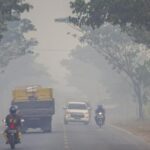 Doc. Suasana jalan di wilayah Kalimantan Selatan yang diselimuti kabut asap akibat kebakaran hutan dan lahan (karhutla), dengan jarak pandang pengguna jalan yang tampak terganggu.