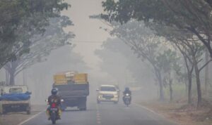 Doc. Suasana jalan di wilayah Kalimantan Selatan yang diselimuti kabut asap akibat kebakaran hutan dan lahan (karhutla), dengan jarak pandang pengguna jalan yang tampak terganggu.