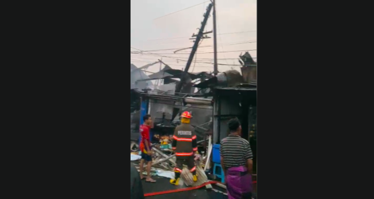 Doc. Suasana di kawasan Jalan Pasar Lama Laut, RT 02/RW 01, Kelurahan Pasar Lama, Kecamatan Banjarmasin Tengah, Kota Banjarmasin, Kalimantan Selatan, setelah kebakaran pada Rabu (16/9/2026). Sejumlah bangunan tempat tinggal dan tempat usaha warga terlihat terdampak kebakaran, sementara proses pendataan kerusakan dan warga terdampak masih berlangsung