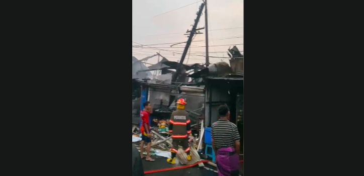 Doc. Suasana di kawasan Jalan Pasar Lama Laut, RT 02/RW 01, Kelurahan Pasar Lama, Kecamatan Banjarmasin Tengah, Kota Banjarmasin, Kalimantan Selatan, setelah kebakaran pada Rabu (16/9/2026). Sejumlah bangunan tempat tinggal dan tempat usaha warga terlihat terdampak kebakaran, sementara proses pendataan kerusakan dan warga terdampak masih berlangsung
