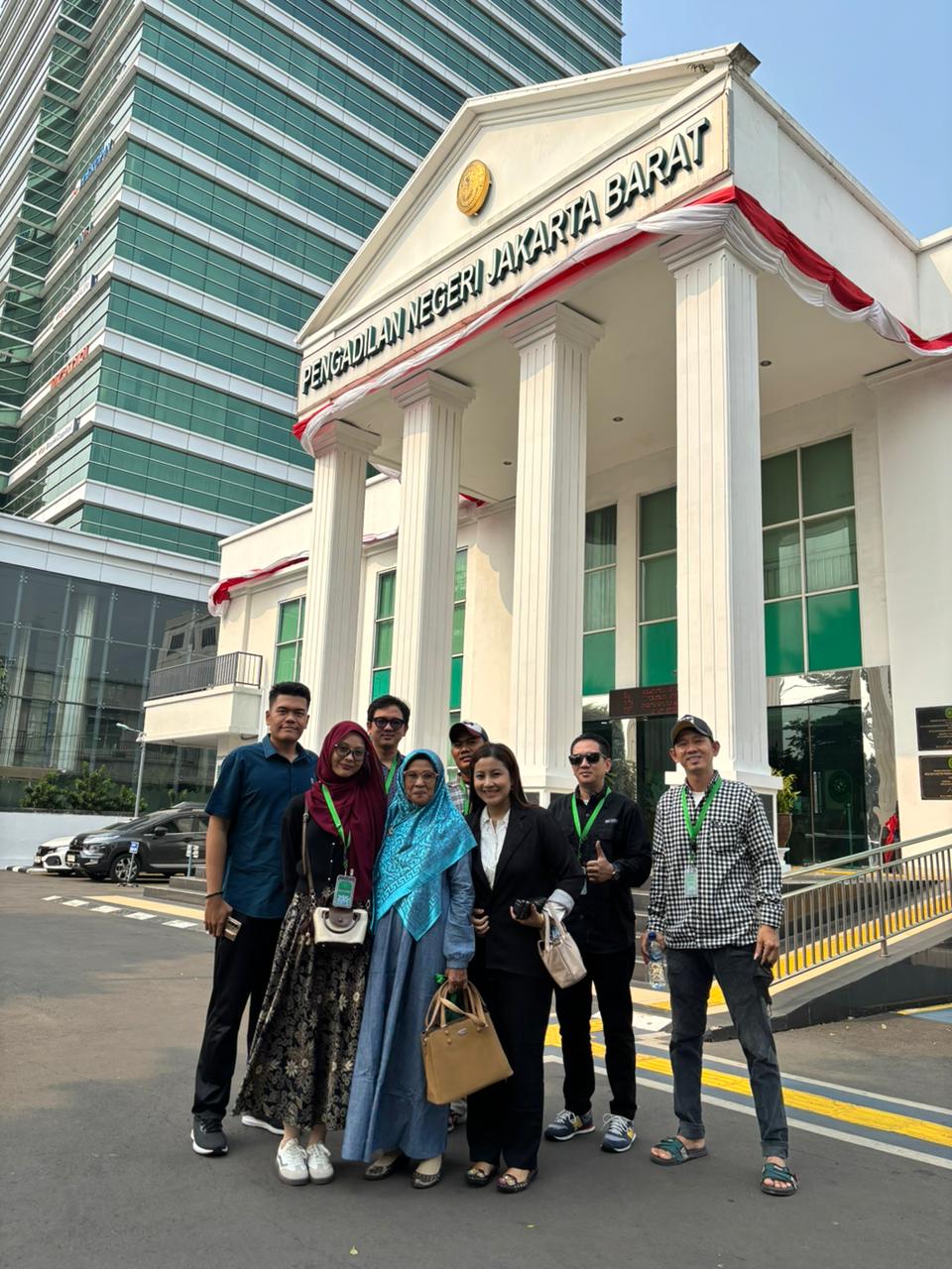Doc. Kuasa hukum bersama korban HW berfoto di depan Pengadilan Negeri Jakarta Barat usai mengikuti persidangan perkara penganiayaan berat, setelah majelis hakim membacakan putusan terhadap terdakwa ANT.