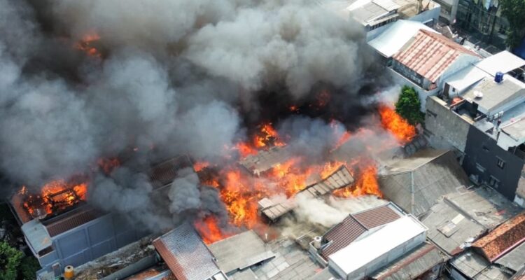 Doc. Foto udara memperlihatkan titik lokasi kebakaran di kawasan permukiman Jalan Batu Ceper 8, Kelurahan Kebon Kelapa, Kecamatan Gambir, Jakarta Pusat, Senin (31/8/2026). Kebakaran berdampak pada sedikitnya 114 rumah dan sekitar 880 warga berdasarkan data awal.