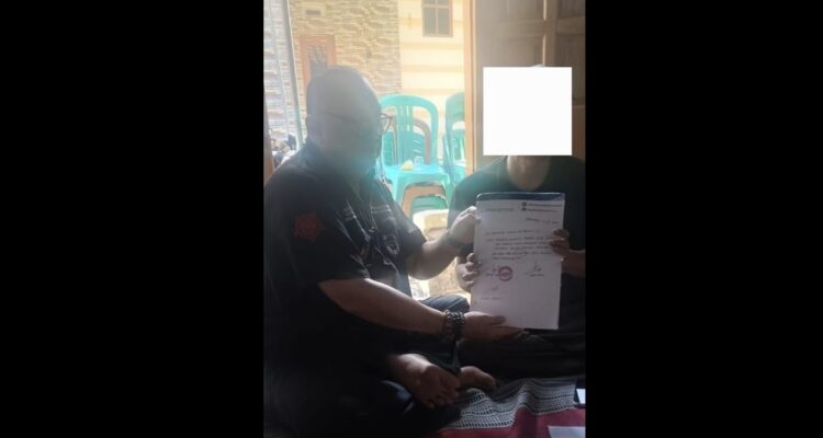 Doc. PBH FERADI WPI Area Subang II, Assiten Adv. Benny Rusli, C.PFW., C.MDF., C.JKJ., C.FTX., saat memperlihatkan surat perjanjian damai dalam proses penyelesaian kecelakaan lalu lintas yang mengakibatkan seorang perempuan berusia 66 tahun meninggal dunia. Kesepakatan tersebut menjadi bagian dari proses mediasi antara pihak PT MMA dan keluarga korban.