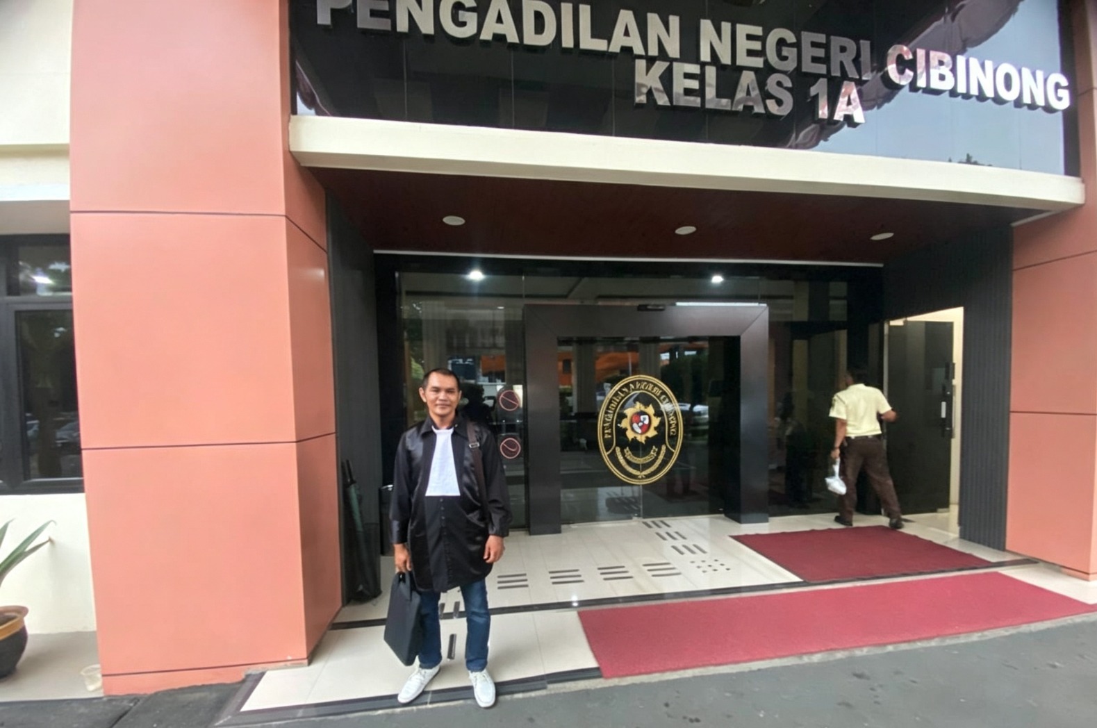 Doc. Ketua DPC FERADI WPI Kota Bogor, Erwin Maulana, S.H., C.NS., C.MDF., usai mengikuti persidangan perkara tindak pidana peredaran obat-obatan keras tanpa izin di Pengadilan Negeri (PN) Cibinong Kelas 1A, Kabupaten Bogor, Selasa (1/9/2026).
