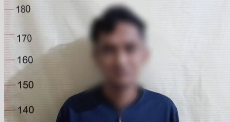Doc. Foto menunjukkan M.A.F. alias A, pria yang diamankan Unit Reskrim Polsek Banjarmasin Timur terkait dugaan kasus pembakaran sebuah bangunan di kawasan Jalan Pramuka, Kelurahan Pengambangan, Banjarmasin Timur, Selasa (1/9/2026). Wajah yang bersangkutan diburamkan (blur) oleh redaksi untuk menjaga asas praduga tak bersalah serta mempertimbangkan kepentingan dan perlindungan identitas seseorang yang status perkaranya masih dalam proses penyidikan.