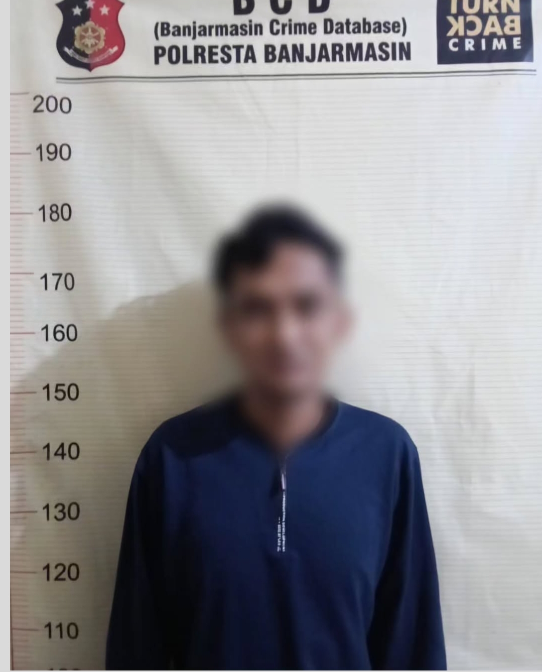 Doc. Foto menunjukkan M.A.F. alias A, pria yang diamankan Unit Reskrim Polsek Banjarmasin Timur terkait dugaan kasus pembakaran sebuah bangunan di kawasan Jalan Pramuka, Kelurahan Pengambangan, Banjarmasin Timur, Selasa (1/9/2026). Wajah yang bersangkutan diburamkan (blur) oleh redaksi untuk menjaga asas praduga tak bersalah serta mempertimbangkan kepentingan dan perlindungan identitas seseorang yang status perkaranya masih dalam proses penyidikan.