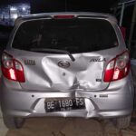 Doc. Kondisi kendaraan minibus yang digunakan rombongan wartawan dan mengalami kerusakan setelah diduga ditabrak dari belakang sebanyak tiga kali dalam peristiwa di wilayah Simpang Penawar, Kecamatan Banjar Margo, Kabupaten Tulang Bawang, Lampung, Selasa (1/9/2026). Kendaraan tersebut menjadi salah satu barang bukti yang dilaporkan terkait dugaan tindak pidana dan masih dalam proses penanganan kepolisian.