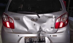 Wartawan di Tulang Bawang Laporkan Dugaan Percobaan Pembunuhan dan Perusakan Kendaraan ke Polisi Doc. Kondisi kendaraan minibus yang digunakan rombongan wartawan dan mengalami kerusakan setelah diduga ditabrak dari belakang sebanyak tiga kali dalam peristiwa di wilayah Simpang Penawar, Kecamatan Banjar Margo, Kabupaten Tulang Bawang, Lampung, Selasa (1/9/2026). Kendaraan tersebut menjadi salah satu barang bukti yang dilaporkan terkait dugaan tindak pidana dan masih dalam proses penanganan kepolisian.