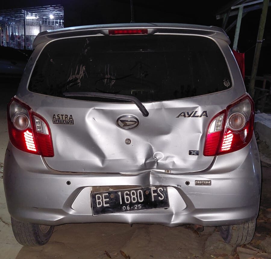 Doc. Kondisi kendaraan minibus yang digunakan rombongan wartawan dan mengalami kerusakan setelah diduga ditabrak dari belakang sebanyak tiga kali dalam peristiwa di wilayah Simpang Penawar, Kecamatan Banjar Margo, Kabupaten Tulang Bawang, Lampung, Selasa (1/9/2026). Kendaraan tersebut menjadi salah satu barang bukti yang dilaporkan terkait dugaan tindak pidana dan masih dalam proses penanganan kepolisian.