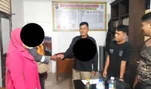 Mediasi di Ruang Sat Lantas, Tiga Keluarga Korban Laka Lantas di Bengkalis Sepakat Berdamai Doc. Penyerahan dokumen kendaraan bermotor kepada pihak terkait setelah proses perdamaian antara tiga keluarga yang terlibat dalam kecelakaan lalu lintas di Ruang Sat Lantas Polres Bengkalis, Duri, Riau, Rabu (2/9/2026). Penyerahan tersebut dilakukan setelah para pihak mencapai kesepakatan penyelesaian secara kekeluargaan dan menandatangani surat perdamaian.