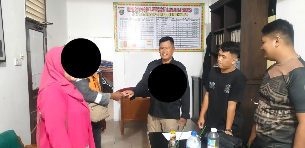 Doc. Penyerahan dokumen kendaraan bermotor kepada pihak terkait setelah proses perdamaian antara tiga keluarga yang terlibat dalam kecelakaan lalu lintas di Ruang Sat Lantas Polres Bengkalis, Duri, Riau, Rabu (2/9/2026). Penyerahan tersebut dilakukan setelah para pihak mencapai kesepakatan penyelesaian secara kekeluargaan dan menandatangani surat perdamaian.