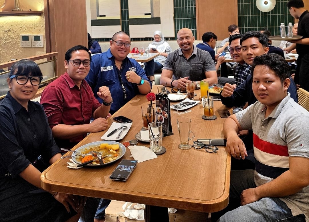 Doc. Sujiarno Broto Aji, S.H., M.H. dan Donny Andretti, S.H., S.Kom., M.Kom. bersama jajaran HAMI Bersatu DPD Jawa Tengah dan FERADI WPI saat sarapan bersama di Pelangi Resto, Jalan Singosari Raya No. 45, Pleburan, Kecamatan Semarang Selatan, Kota Semarang, Jawa Tengah, Kamis (3/9/2026). Pertemuan tersebut diisi dengan silaturahmi serta pembahasan rencana kolaborasi dalam penanganan perkara hukum dan penguatan kegiatan penyuluhan serta bantuan hukum bagi masyarakat.