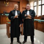 Doc. Dua advokat senior tampil bersama mengenakan toga advokat di ruang persidangan. Keduanya berpose usai menjalankan aktivitas profesi hukum, menggambarkan kekompakan dan profesionalitas dalam menjalankan tugas sebagai advokat.