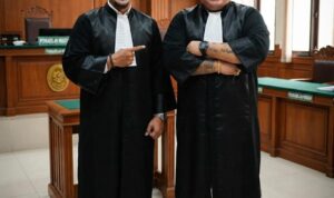 Sujiarno Broto Aji dan Donny Andretti, Dua Advokat Senior Jawa Tengah dengan Gagasan Kolaborasi Hukum Doc. Dua advokat senior tampil bersama mengenakan toga advokat di ruang persidangan. Keduanya berpose usai menjalankan aktivitas profesi hukum, menggambarkan kekompakan dan profesionalitas dalam menjalankan tugas sebagai advokat.