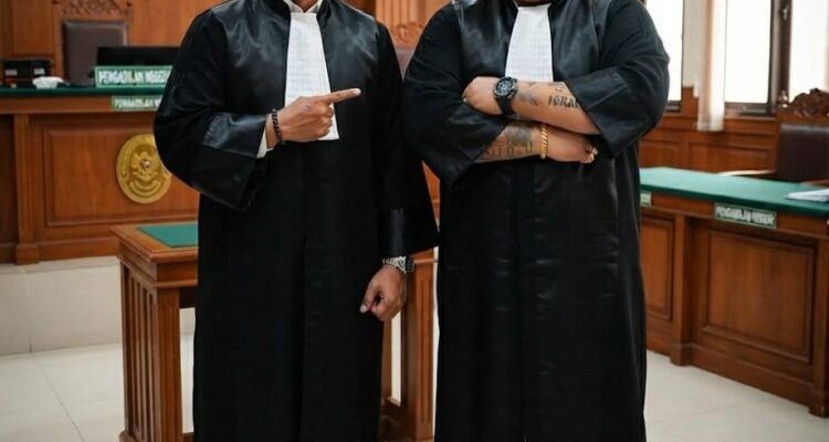 Doc. Dua advokat senior tampil bersama mengenakan toga advokat di ruang persidangan. Keduanya berpose usai menjalankan aktivitas profesi hukum, menggambarkan kekompakan dan profesionalitas dalam menjalankan tugas sebagai advokat.