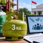 Doc. Foto ilustrasi tabung LPG 3 kg di tengah aktivitas distribusi, dengan tampilan data penerima manfaat pada perangkat digital sebagai simbol rencana penyaluran subsidi berbasis data desil dalam DTSEN. Foto ilustrasi/KawanJariNews.com.