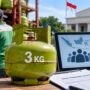 Doc. Foto ilustrasi tabung LPG 3 kg di tengah aktivitas distribusi, dengan tampilan data penerima manfaat pada perangkat digital sebagai simbol rencana penyaluran subsidi berbasis data desil dalam DTSEN. Foto ilustrasi/KawanJariNews.com.