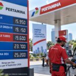 Doc. ilustrasi. Pengisian BBM di salah satu SPBU dengan papan informasi harga BBM nonsubsidi. Harga yang ditampilkan merupakan ilustrasi berdasarkan daftar harga BBM per 4 September 2026. Gambar ini tidak menggambarkan kejadian nyata, lokasi SPBU, petugas, maupun konsumen tertentu. Ilustrasi dibuat semata-mata untuk mendukung penyampaian informasi dalam pemberitaan.