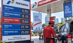Doc. ilustrasi. Pengisian BBM di salah satu SPBU dengan papan informasi harga BBM nonsubsidi. Harga yang ditampilkan merupakan ilustrasi berdasarkan daftar harga BBM per 4 September 2026. Gambar ini tidak menggambarkan kejadian nyata, lokasi SPBU, petugas, maupun konsumen tertentu. Ilustrasi dibuat semata-mata untuk mendukung penyampaian informasi dalam pemberitaan.