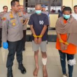 Doc. Dua orang yang diamankan tim gabungan Polres Banjar di Kabupaten Kapuas, Kalimantan Tengah, terkait penyelidikan kasus kematian pemilik Salon Yung di Martapura. Keduanya dibawa ke Polres Banjar untuk menjalani pemeriksaan lebih lanjut guna mendalami dugaan keterlibatan, motif, serta peran masing-masing dalam perkara tersebut. Status hukum keduanya masih mengikuti proses pemeriksaan dan penyidikan kepolisian.