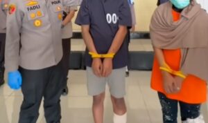 Doc. Dua orang yang diamankan tim gabungan Polres Banjar di Kabupaten Kapuas, Kalimantan Tengah, terkait penyelidikan kasus kematian pemilik Salon Yung di Martapura. Keduanya dibawa ke Polres Banjar untuk menjalani pemeriksaan lebih lanjut guna mendalami dugaan keterlibatan, motif, serta peran masing-masing dalam perkara tersebut. Status hukum keduanya masih mengikuti proses pemeriksaan dan penyidikan kepolisian.