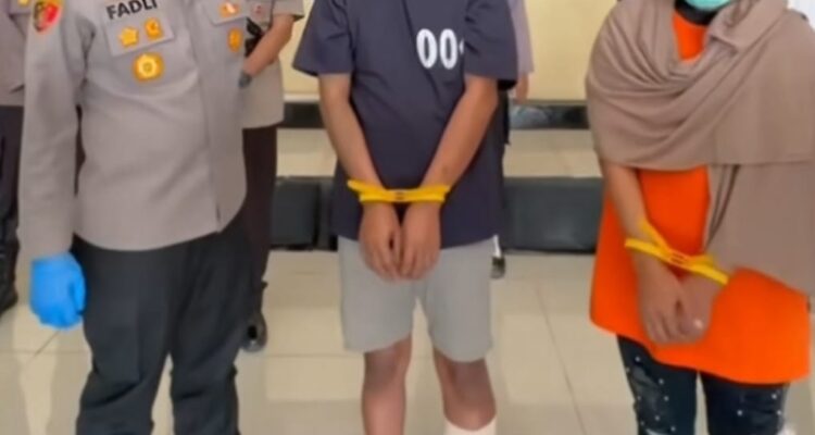 Doc. Dua orang yang diamankan tim gabungan Polres Banjar di Kabupaten Kapuas, Kalimantan Tengah, terkait penyelidikan kasus kematian pemilik Salon Yung di Martapura. Keduanya dibawa ke Polres Banjar untuk menjalani pemeriksaan lebih lanjut guna mendalami dugaan keterlibatan, motif, serta peran masing-masing dalam perkara tersebut. Status hukum keduanya masih mengikuti proses pemeriksaan dan penyidikan kepolisian.