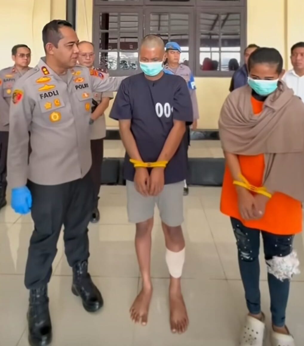 Doc. Dua orang yang diamankan tim gabungan Polres Banjar di Kabupaten Kapuas, Kalimantan Tengah, terkait penyelidikan kasus kematian pemilik Salon Yung di Martapura. Keduanya dibawa ke Polres Banjar untuk menjalani pemeriksaan lebih lanjut guna mendalami dugaan keterlibatan, motif, serta peran masing-masing dalam perkara tersebut. Status hukum keduanya masih mengikuti proses pemeriksaan dan penyidikan kepolisian.