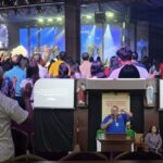 Doc. Jemaat mengikuti ibadah di JKI Higher Than Ever (HTE), Semarang, Jawa Tengah. Suasana ibadah tampak dipenuhi jemaat yang mengikuti rangkaian kebaktian, sementara pada bagian lain terlihat kegiatan pelayanan dan penyampaian firman. Foto menjadi dokumentasi suasana ibadah yang menjadi konteks saran Ev. Donny Andretti mengenai penambahan jadwal ibadah pada pukul 14.00 WIB dan 20.00 WIB.
