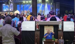Doc. Jemaat mengikuti ibadah di JKI Higher Than Ever (HTE), Semarang, Jawa Tengah. Suasana ibadah tampak dipenuhi jemaat yang mengikuti rangkaian kebaktian, sementara pada bagian lain terlihat kegiatan pelayanan dan penyampaian firman. Foto menjadi dokumentasi suasana ibadah yang menjadi konteks saran Ev. Donny Andretti mengenai penambahan jadwal ibadah pada pukul 14.00 WIB dan 20.00 WIB.