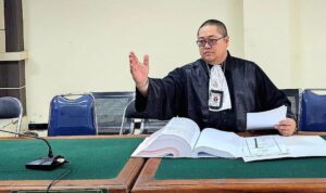 Rekam Jejak Advokat Tangguh Donny Andretti: Berani Hadapi Perkara Rumit, Cermat dalam Strategi, dan Teguh Mengandalkan Tuhan Doc. Adv. Donny Andretti, S.H., S.Kom., M.Kom., saat menjalankan salah satu agenda persidangan sebagai bagian dari tugas profesionalnya sebagai advokat dalam memberikan pendampingan dan pembelaan hukum terhadap klien.