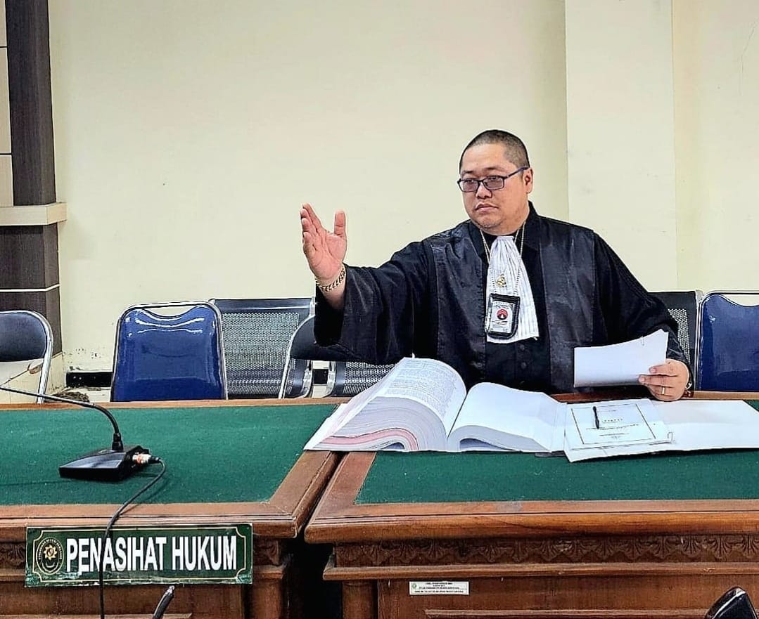 Doc. Adv. Donny Andretti, S.H., S.Kom., M.Kom., saat menjalankan salah satu agenda persidangan sebagai bagian dari tugas profesionalnya sebagai advokat dalam memberikan pendampingan dan pembelaan hukum terhadap klien.