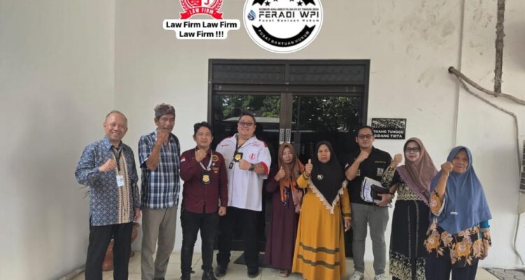 Doc. Tim kuasa hukum Firma Hukum Subur Jaya–FERADI WPI bersama pihak terkait berfoto bersama usai mengikuti sidang perdana perkara sengketa waris Nomor 88/Pdt.G/2026/PN Kendal di Pengadilan Negeri Kendal, Senin (7/9/2026). Sidang tersebut beragenda pembacaan gugatan, dengan persidangan lanjutan dijadwalkan pada Senin (14/9/2026) dengan agenda jawaban Tergugat.
