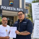 Doc. Ilustrasi — Kuswandi Bin Tasmin bersama penasihat hukumnya, Advokat Donny Andretti, menunjukkan dokumen pemanggilan klarifikasi di Polresta Pati. Ilustrasi menampilkan surat undangan dengan agenda 4 September 2026 yang disebut diterima pada 6 September 2026, serta surat pemanggilan berikutnya untuk agenda 8 September 2026. Foto: Ilustrasi/KawanJariNews.com