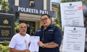 Surat Pemanggilan Polresta Pati Disorot, Kuswandi Terima Undangan Setelah Jadwal Klarifikasi Berlalu Doc. Ilustrasi — Kuswandi Bin Tasmin bersama penasihat hukumnya, Advokat Donny Andretti, menunjukkan dokumen pemanggilan klarifikasi di Polresta Pati. Ilustrasi menampilkan surat undangan dengan agenda 4 September 2026 yang disebut diterima pada 6 September 2026, serta surat pemanggilan berikutnya untuk agenda 8 September 2026. Foto: Ilustrasi/KawanJariNews.com