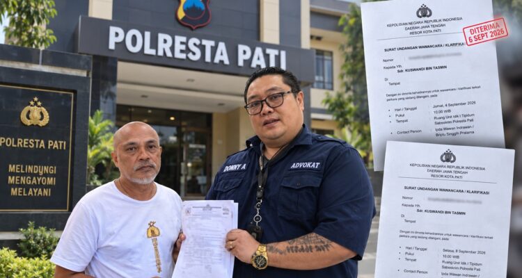 Doc. Ilustrasi — Kuswandi Bin Tasmin bersama penasihat hukumnya, Advokat Donny Andretti, menunjukkan dokumen pemanggilan klarifikasi di Polresta Pati. Ilustrasi menampilkan surat undangan dengan agenda 4 September 2026 yang disebut diterima pada 6 September 2026, serta surat pemanggilan berikutnya untuk agenda 8 September 2026. Foto: Ilustrasi/KawanJariNews.com