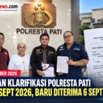 Doc. Ilustrasi — Kuswandi Bin Tasmin bersama tim penasihat hukum saat menunjukkan dokumen terkait pemanggilan wawancara atau klarifikasi di Polresta Pati. Surat tersebut mencantumkan agenda klarifikasi pada 4 September 2026, sementara pihak Kuswandi menyatakan surat baru diterima pada 6 September 2026. Ilustrasi digunakan untuk mendukung pemberitaan mengenai sorotan terhadap aspek kepatutan waktu pemanggilan. Foto: Ilustrasi/KawanJariNews.com