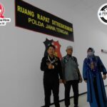 Doc. Istriwinasih selaku pelapor bersama tim pendamping hukum FERADI WPI saat mengikuti proses pendampingan terkait pengaduan sengketa pinjaman senilai Rp150 juta di Kota Semarang. Pendampingan dilakukan untuk memastikan hak dan kepentingan hukum pelapor selama proses penanganan perkara.