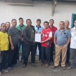 Doc. Sejumlah karyawan PT Aegis Pacific Indonesia berfoto bersama sambil menunjukkan dokumen terkait persoalan hak upah yang mereka klaim belum sepenuhnya dibayarkan perusahaan. Para karyawan menyampaikan aspirasi dan upaya penyelesaian terkait perselisihan hubungan industrial yang tengah mereka hadapi.