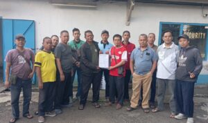 Doc. Sejumlah karyawan PT Aegis Pacific Indonesia berfoto bersama sambil menunjukkan dokumen terkait persoalan hak upah yang mereka klaim belum sepenuhnya dibayarkan perusahaan. Para karyawan menyampaikan aspirasi dan upaya penyelesaian terkait perselisihan hubungan industrial yang tengah mereka hadapi.