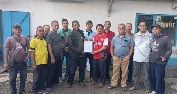 Doc. Sejumlah karyawan PT Aegis Pacific Indonesia berfoto bersama sambil menunjukkan dokumen terkait persoalan hak upah yang mereka klaim belum sepenuhnya dibayarkan perusahaan. Para karyawan menyampaikan aspirasi dan upaya penyelesaian terkait perselisihan hubungan industrial yang tengah mereka hadapi.
