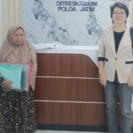 Doc. Sri Patokah bersama kuasa hukumnya, Erawaty Gunawan, S.H. dari PHOEBE LAW FIRM Jakarta, dalam pendampingan terkait perkara yang tengah berjalan di Blitar. Tim penasihat hukum menyoroti perbedaan keterangan mengenai status rekening dan meminta penyidik melakukan pendalaman terhadap dokumen serta alat bukti yang berkaitan dengan perkara tersebut.