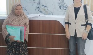 Doc. Sri Patokah bersama kuasa hukumnya, Erawaty Gunawan, S.H. dari PHOEBE LAW FIRM Jakarta, dalam pendampingan terkait perkara yang tengah berjalan di Blitar. Tim penasihat hukum menyoroti perbedaan keterangan mengenai status rekening dan meminta penyidik melakukan pendalaman terhadap dokumen serta alat bukti yang berkaitan dengan perkara tersebut.