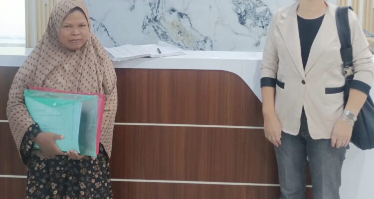 Doc. Sri Patokah bersama kuasa hukumnya, Erawaty Gunawan, S.H. dari PHOEBE LAW FIRM Jakarta, dalam pendampingan terkait perkara yang tengah berjalan di Blitar. Tim penasihat hukum menyoroti perbedaan keterangan mengenai status rekening dan meminta penyidik melakukan pendalaman terhadap dokumen serta alat bukti yang berkaitan dengan perkara tersebut.