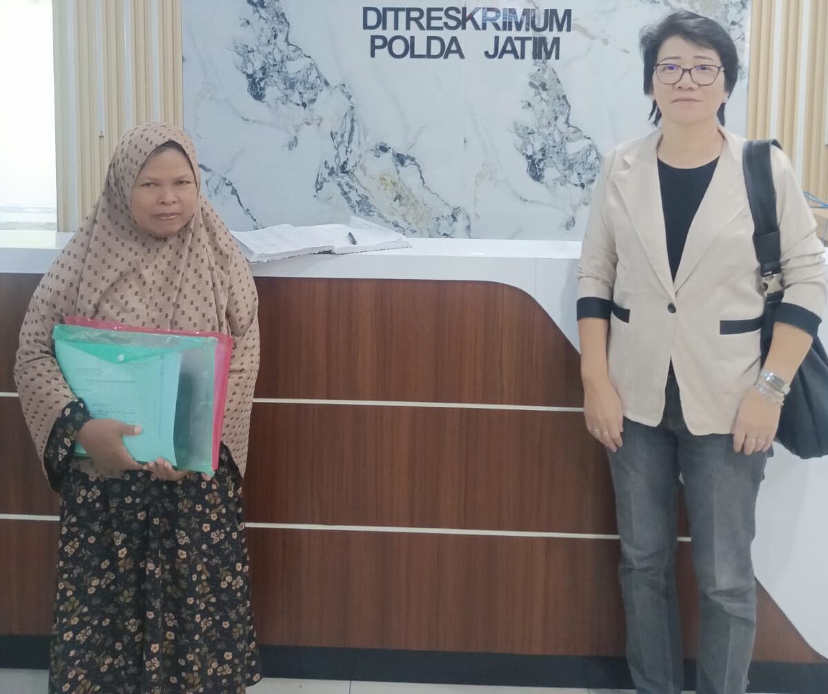 Doc. Sri Patokah bersama kuasa hukumnya, Erawaty Gunawan, S.H. dari PHOEBE LAW FIRM Jakarta, dalam pendampingan terkait perkara yang tengah berjalan di Blitar. Tim penasihat hukum menyoroti perbedaan keterangan mengenai status rekening dan meminta penyidik melakukan pendalaman terhadap dokumen serta alat bukti yang berkaitan dengan perkara tersebut.